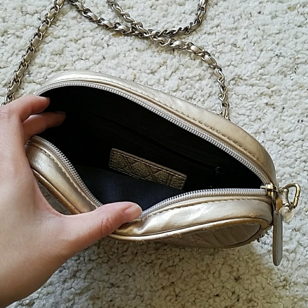 🔴Forever 21 Gold quilted crossbody bag - Picture 3 of 3